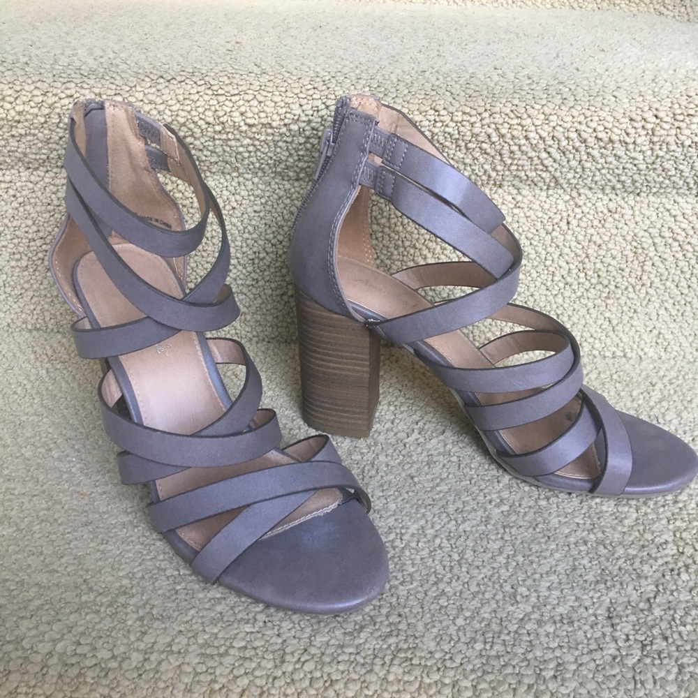 AMERICAN EAGLE Strappy Taupe Sandals Size 9